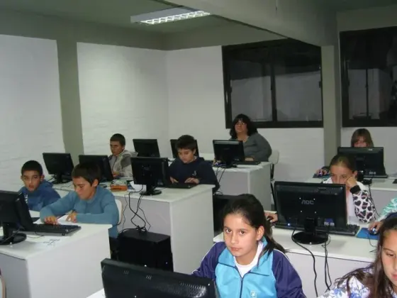 267588_109380509156968_7953260_n